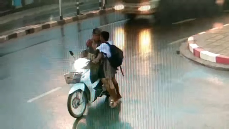 เด็กหอมแก้มแม่ก่อนไปเรียน