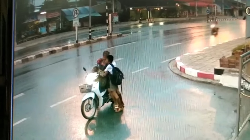 เด็กหอมแก้มแม่ก่อนไปเรียน