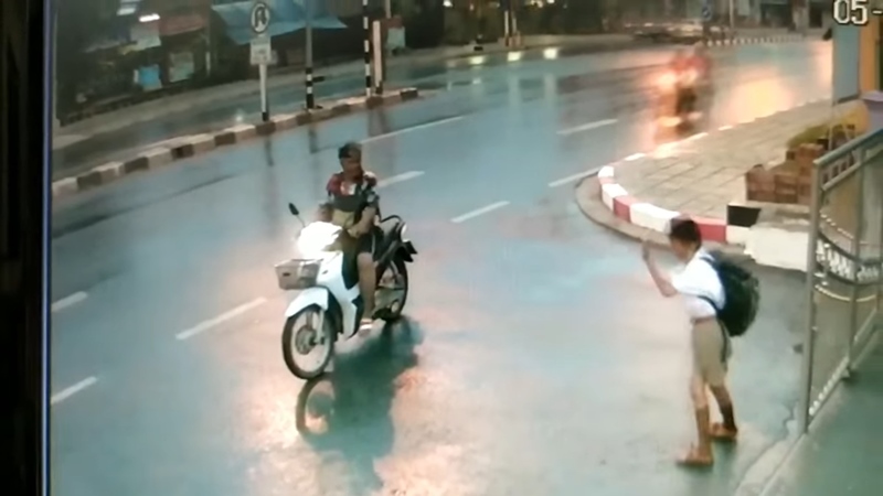 เด็กหอมแก้มแม่ก่อนไปเรียน