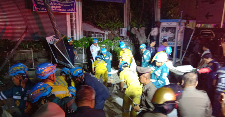 รถชนเสาไฟฟ้า