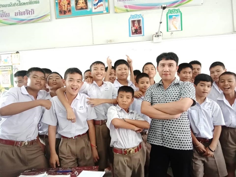 เด็กหอมแก้มแม่ก่อนไปเรียน