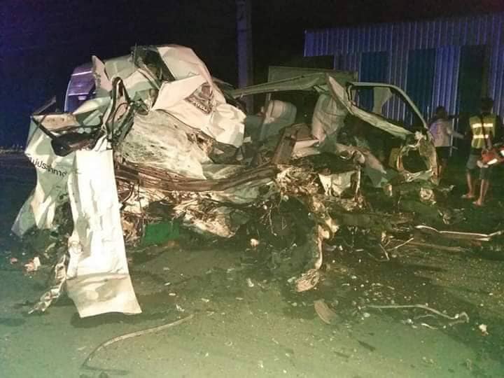 รถตู้สระแก้วหลับในชนรถพ่วง