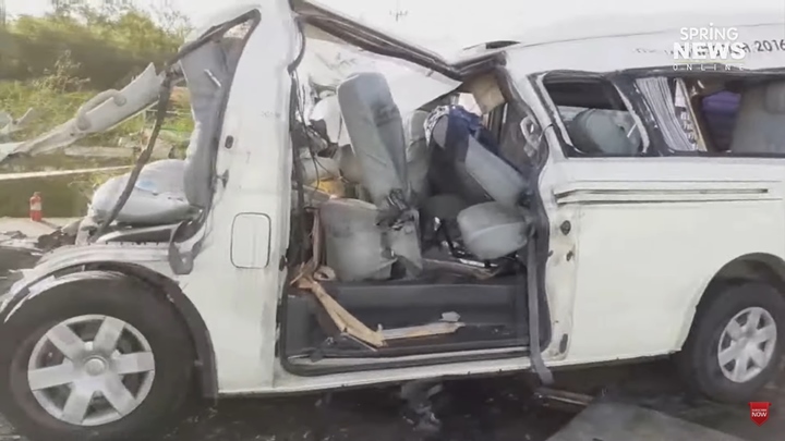 รถตู้สระแก้วหลับในชนรถพ่วง