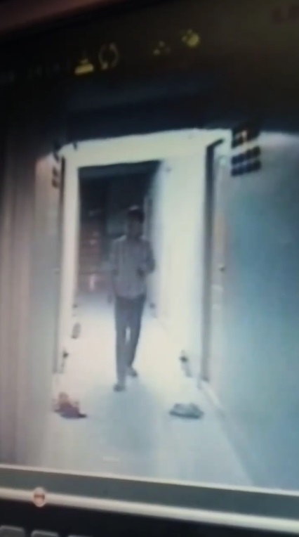 เจ้าของห้องฉุน เตะก้านคอหนุ่มดักฟัง