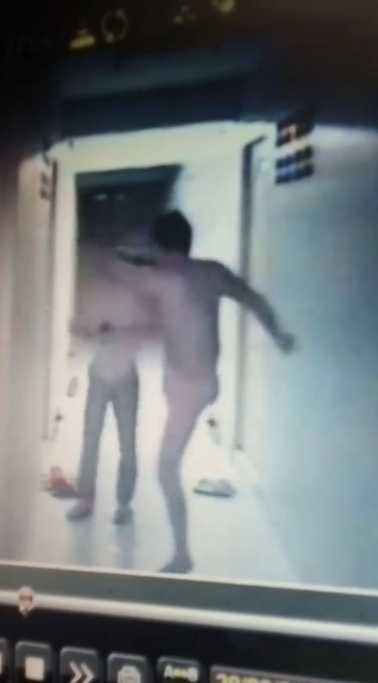 เจ้าของห้องฉุน เตะก้านคอหนุ่มดักฟัง