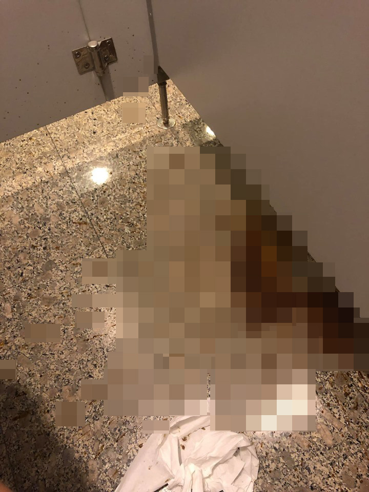 สาวเข้าห้องน้ำแล้วโดนขี้แตกกระเด็นใส่ขา