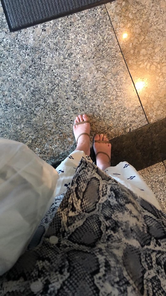 สาวเข้าห้องน้ำแล้วโดนขี้แตกกระเด็นใส่ขา