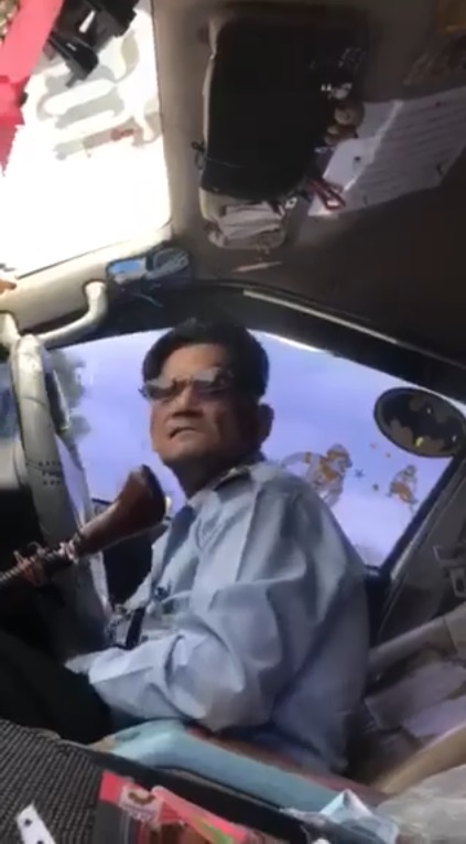 ลุงขับรถตู้ เต้นโยกตามเพลง