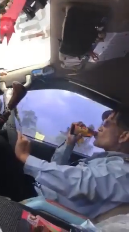 ลุงขับรถตู้ เต้นโยกตามเพลง