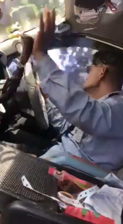 ลุงขับรถตู้ เต้นโยกตามเพลง