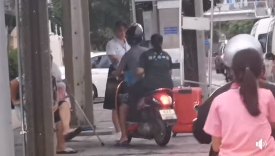 ไล่มอเตอร์ไซค์ลงจากทางเท้า