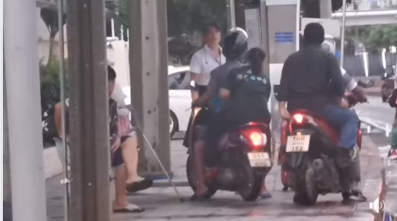 ไล่มอเตอร์ไซค์ลงจากทางเท้า