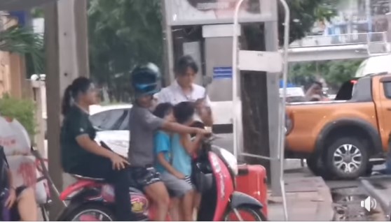 ไล่มอเตอร์ไซค์ลงจากทางเท้า