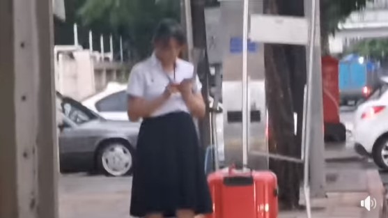 ไล่มอเตอร์ไซค์ลงจากทางเท้า