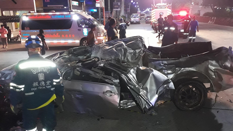 รถกระบะชนเสาไฟฟ้า