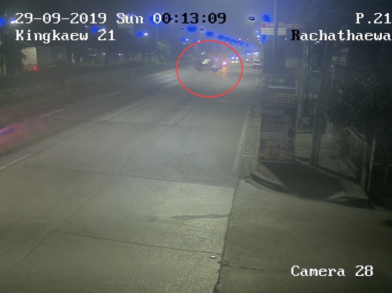 รถกระบะชนเสาไฟฟ้า