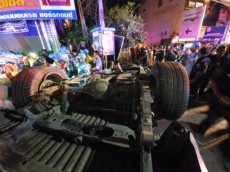 รถกระบะชนเสาไฟฟ้า