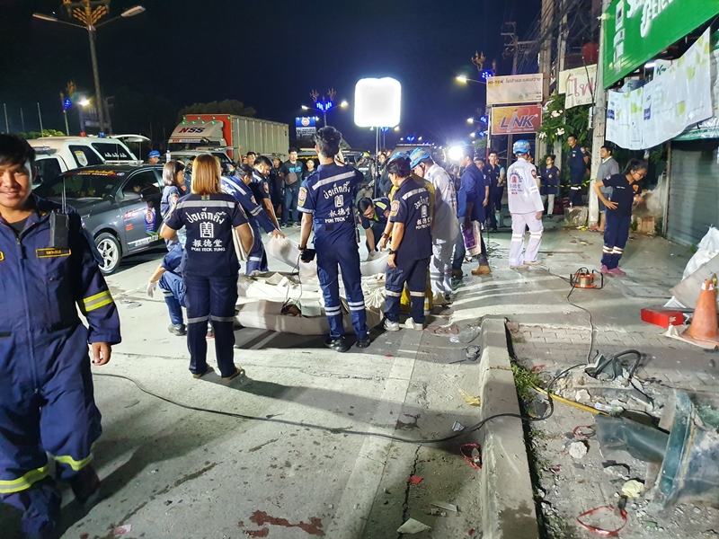 รถกระบะชนเสาไฟฟ้า