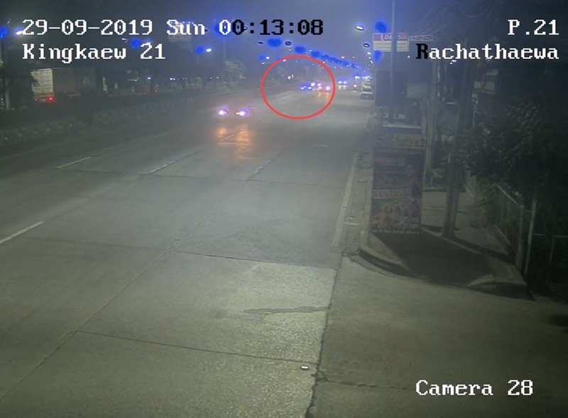 รถกระบะชนเสาไฟฟ้า