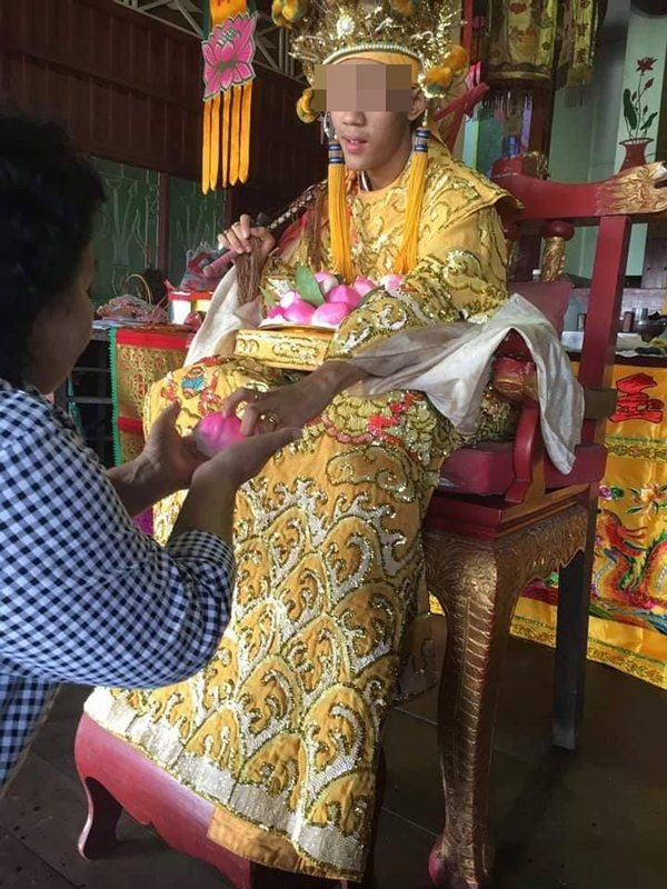 แฉร่างทรง