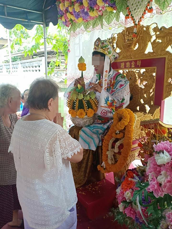 แฉร่างทรง