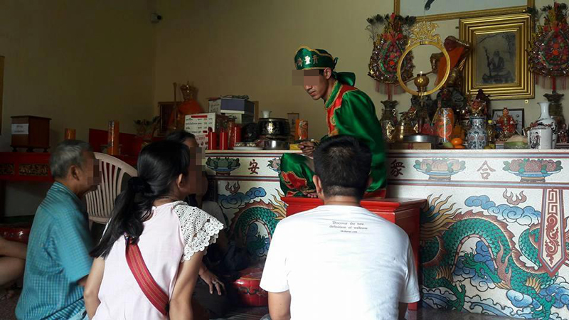 แฉร่างทรง