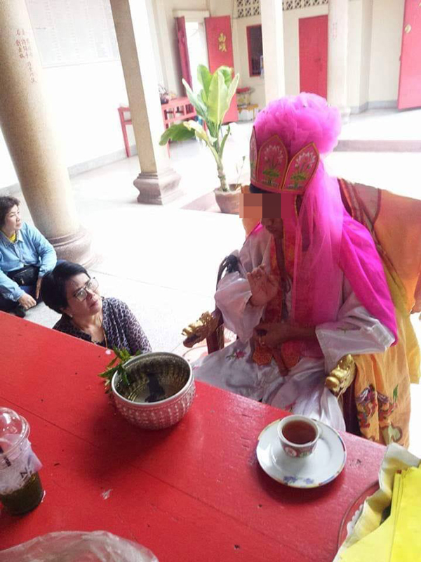 แฉร่างทรง