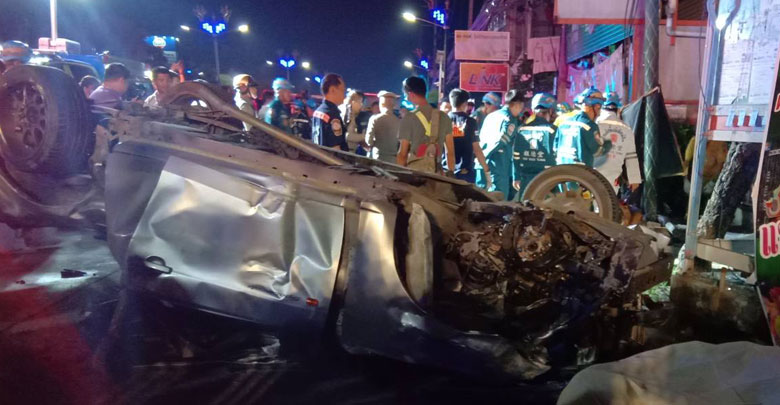 รถชนเสาไฟฟ้า