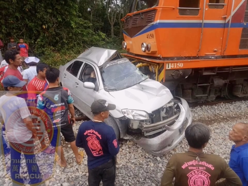 รถไฟชนรถยนต์