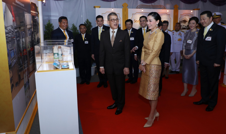 ในหลวง พระราชินี ทรงเปิดอาคารศูนย์รวมนม ณ สวนจิตรลดา
