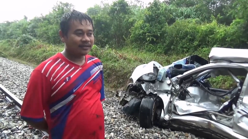 รถไฟชนรถยนต์