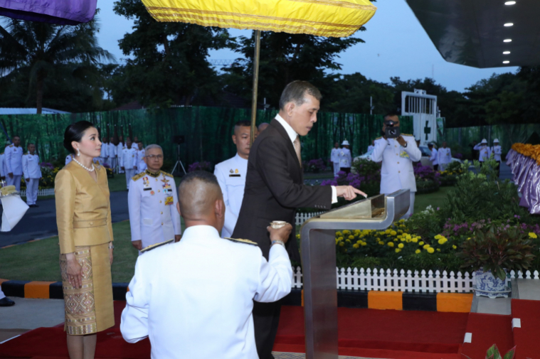 ในหลวง พระราชินี ทรงเปิดอาคารศูนย์รวมนม ณ สวนจิตรลดา