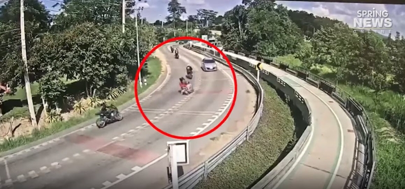 คลิปมอเตอร์ไซค์ซ้อน 4 พุ่งชนเก๋ง