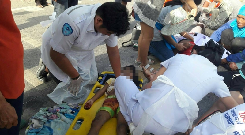 คลิปมอเตอร์ไซค์ซ้อน 4 พุ่งชนเก๋ง