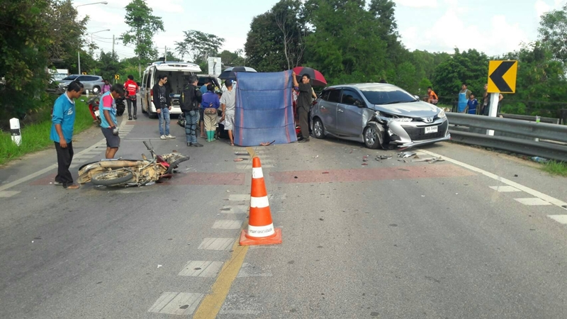 คลิปมอเตอร์ไซค์ซ้อน 4 พุ่งชนเก๋ง