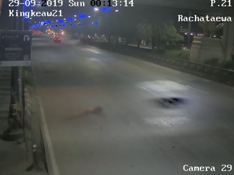 รถกระบะชนเสาไฟฟ้า