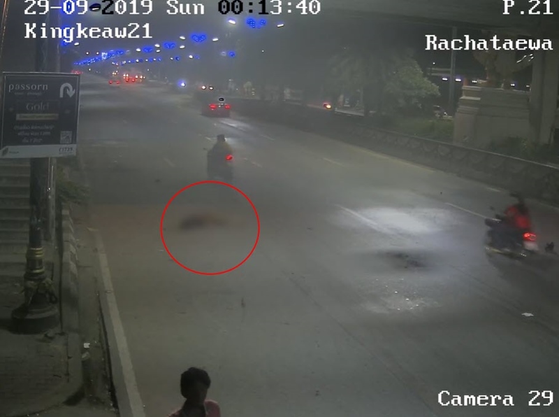 รถกระบะชนเสาไฟฟ้า