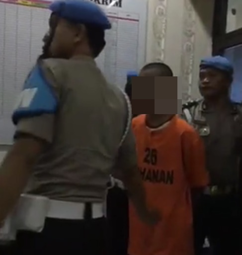 นักเรียนแทงครู