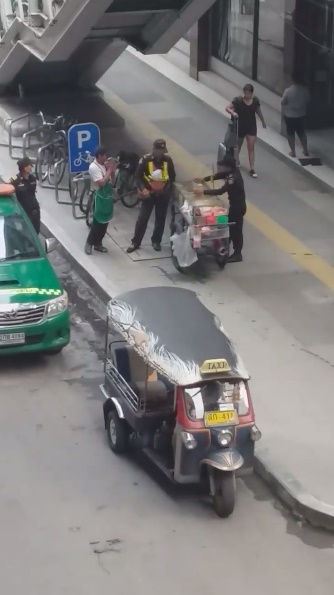 เทศกิจข่มขู่พ่อค้าผลไม้