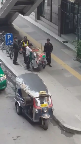 เทศกิจข่มขู่พ่อค้าผลไม้