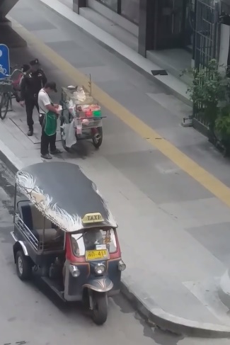 เทศกิจข่มขู่พ่อค้าผลไม้