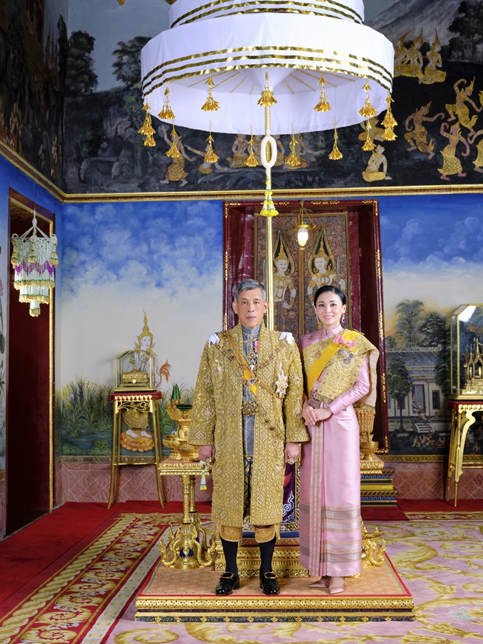 พระราชินีทรงร่วมริ้วขบวนราบ ขบวนพยุหยาตราทางชลมารค 