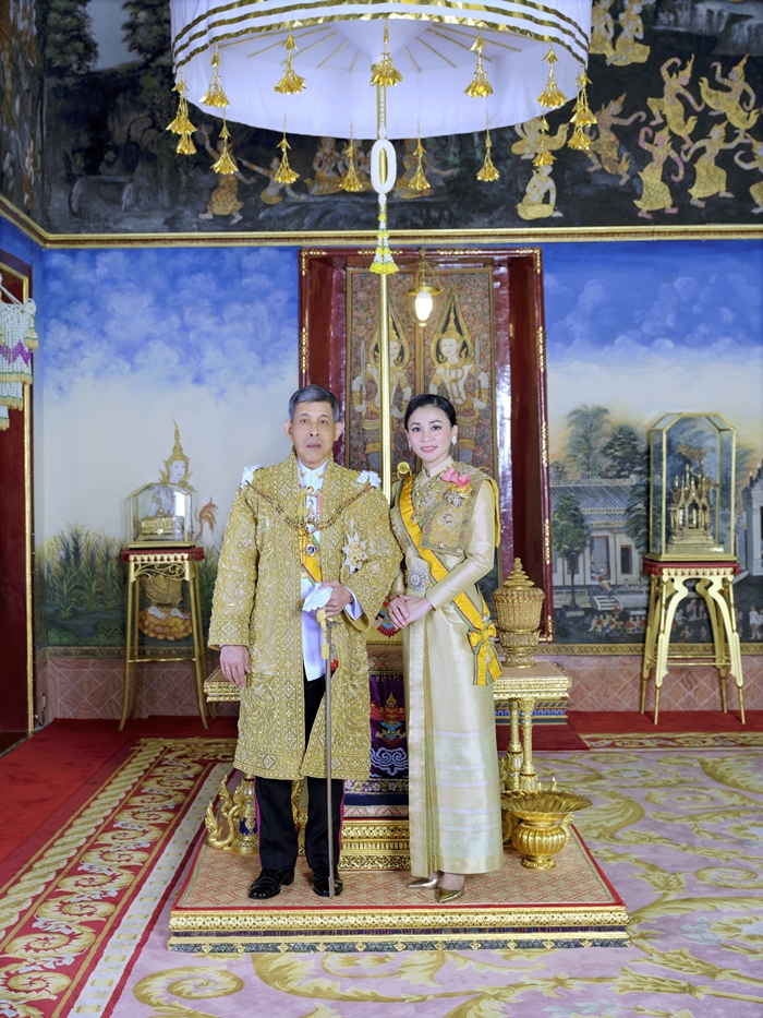 พระราชินีทรงร่วมริ้วขบวนราบ ขบวนพยุหยาตราทางชลมารค 