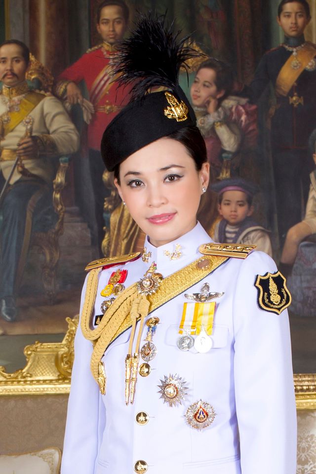 พระราชินีทรงร่วมริ้วขบวนราบ ขบวนพยุหยาตราทางชลมารค 