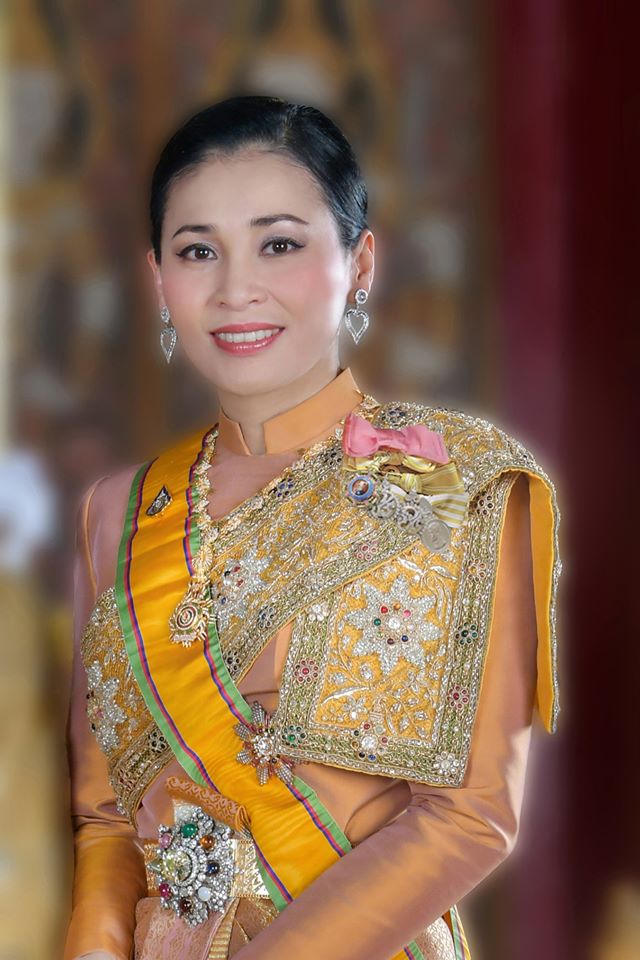 พระราชินีทรงร่วมริ้วขบวนราบ ขบวนพยุหยาตราทางชลมารค 