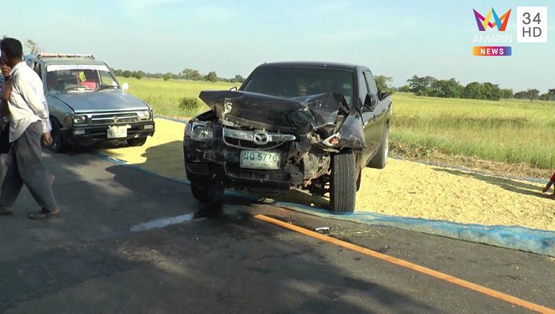 อุบัติเหตุรถหลบกองข้าวตากพลิกคว่ำ