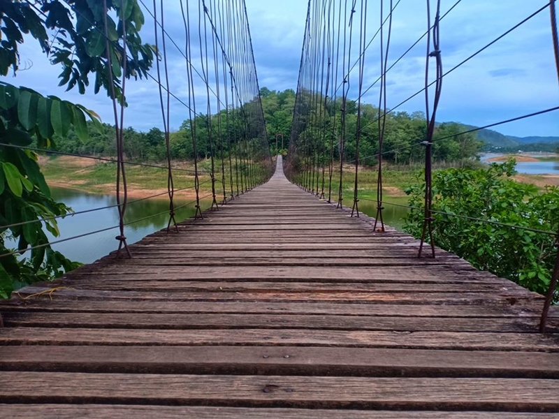 สะพานแขวน แก่งกระจาน ถ่ายภาพติดมือปริศนา
