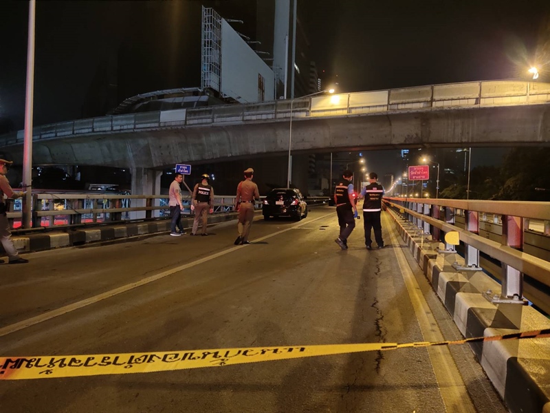 ตำรวจกร่างยิงปืนขึ้นฟ้า