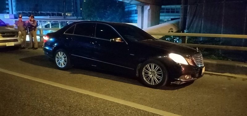 ตำรวจกร่างยิงปืนขึ้นฟ้า