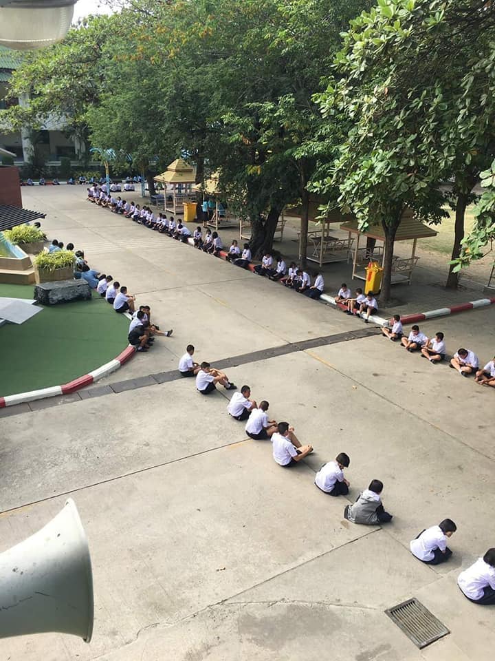 ดราม่าหมอบกราบผอ.โรงเรียน